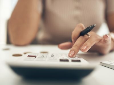 Immagine che mostra una mano femminile mentre digita dei tasti su una calcolatrice. È usata come immagine del corso gratuito "Addetto stipendi e paghe" del progetto GOL